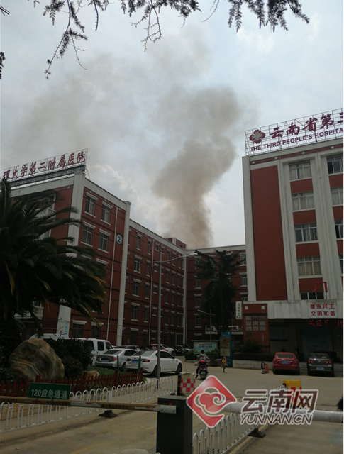 云南省第三人民医院附近城中村发生火灾，消防正在救援1