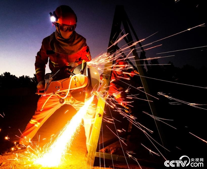 【追梦火焰蓝】液压扩张器变身“绣花针” 苦练技能做合格“守夜人”