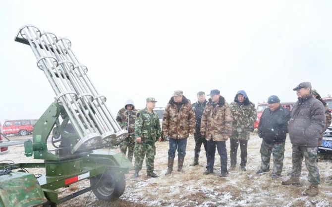 陈巴尔虎旗5.03草原火明火已扑灭 前线扑救人员正分段看守火场