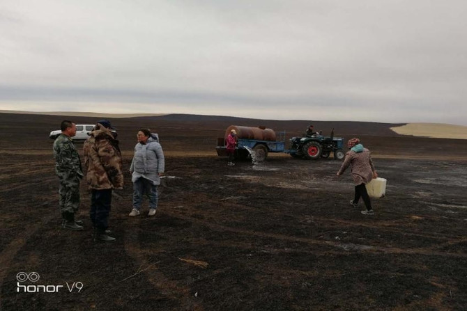 陈巴尔虎旗5.03草原火明火已扑灭 前线扑救人员正分段看守火场