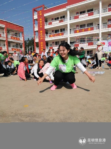 志愿者与孩子们互动游戏 志愿者与孩子们互动游戏