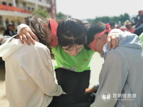 志愿者与孩子们建立了信任。 志愿者与孩子们建立了信任。