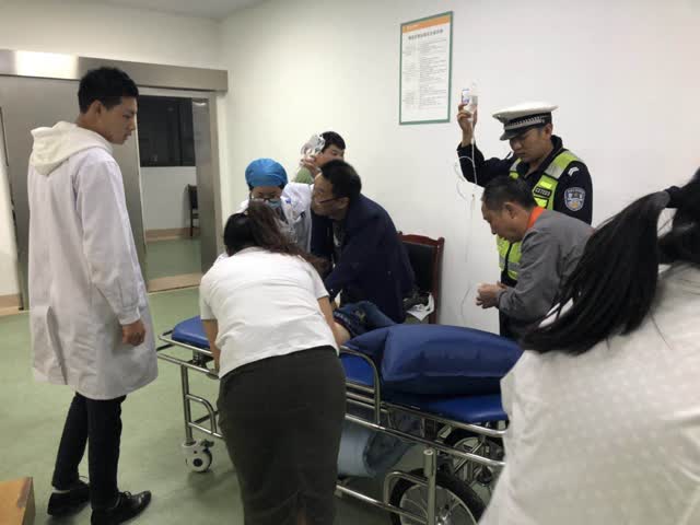 视频_母亲抱着昏迷幼儿急哭了,镇雄两辅警急着开警车送医……