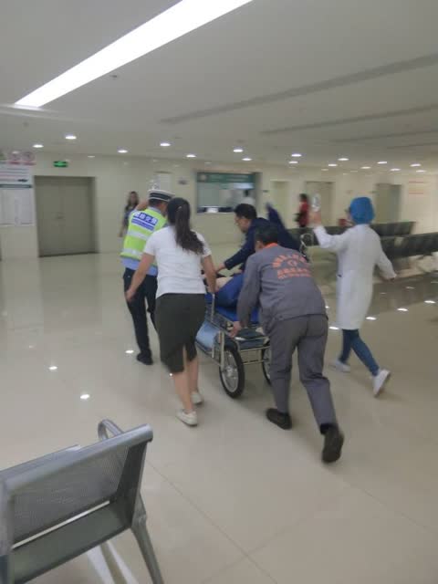 视频_母亲抱着昏迷幼儿急哭了,镇雄两辅警急着开警车送医…… (1)