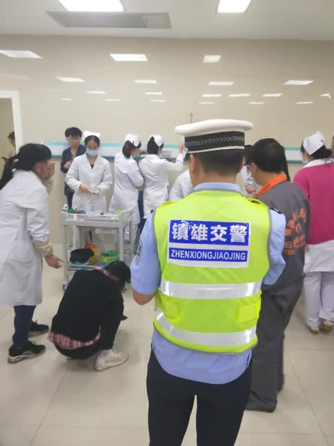 视频_母亲抱着昏迷幼儿急哭了,镇雄两辅警急着开警车送医…… (2)