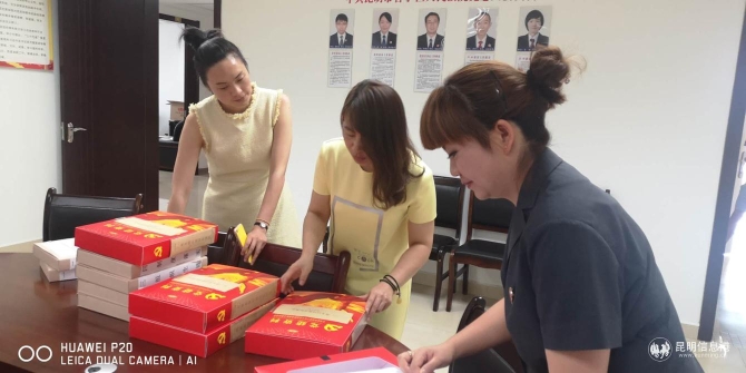 市委老干部局领导查看区法院离退休党支部台账资料 市委老干部局领导查看区法院离退休党支部台账资料