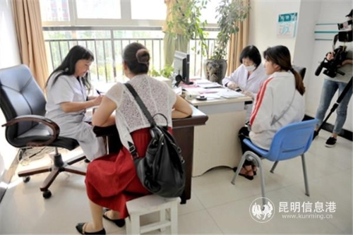 西山区人民医院设站专家周红林为患者诊疗。 西山区人民医院设站专家周红林为患者诊疗。