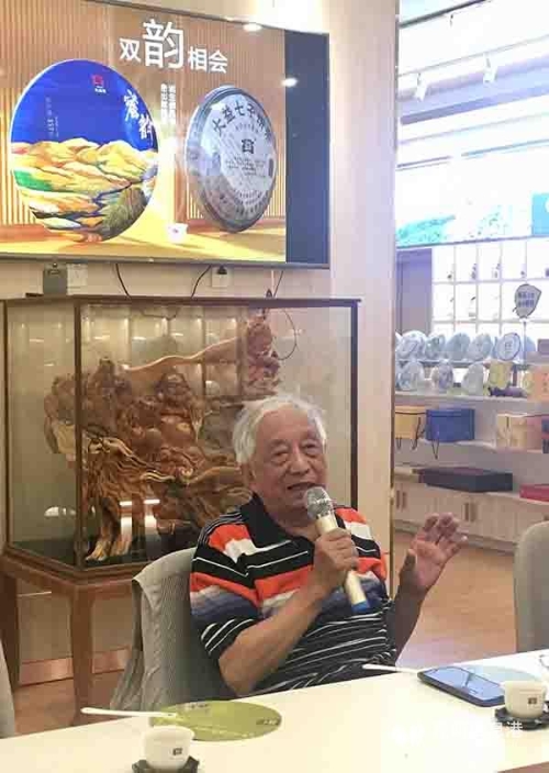 云南大学生命科学学院的高照教授分享品茶感受。记者谭石艳 摄 云南大学生命科学学院的高照教授分享品茶感受。记者谭石艳 摄