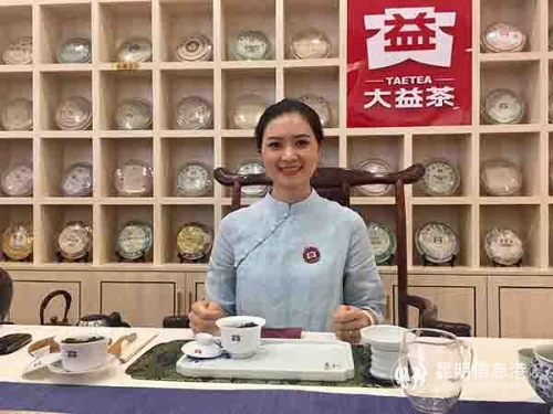 茶艺师为茶友们冲泡新茶。记者谭石艳 摄 茶艺师为茶友们冲泡新茶。记者谭石艳 摄