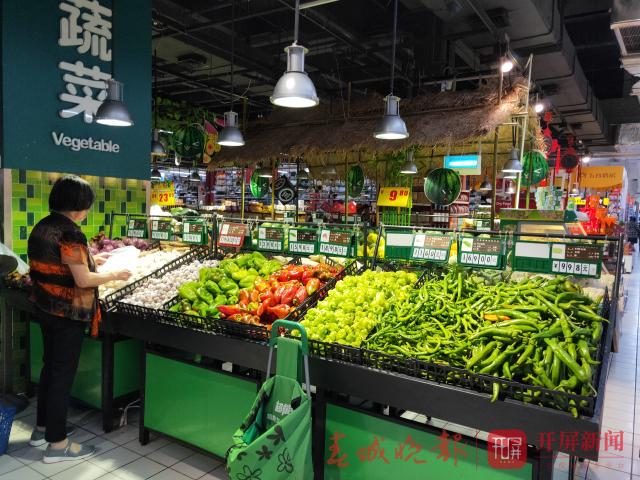 “菜市场自由”离我们越来越远了吗？ 还好，还有黄瓜、土豆、莲花白这些蔬菜还可以享受“自由”.jpg