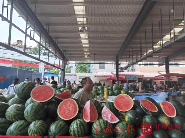 “菜市场自由”离我们越来越远了吗？ 还好，还有黄瓜、土豆、莲花白这些蔬菜还可以享受“自由” (5).jpg