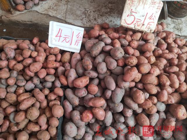 “菜市场自由”离我们越来越远了吗？ 还好，还有黄瓜、土豆、莲花白这些蔬菜还可以享受“自由” (4).jpg