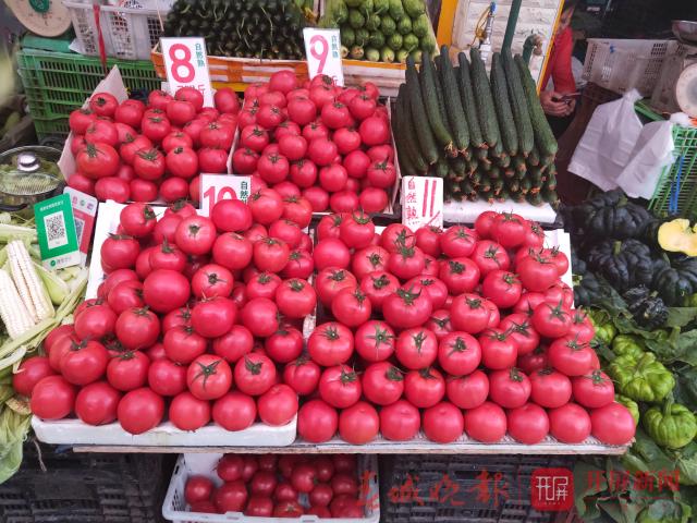 “菜市场自由”离我们越来越远了吗？ 还好，还有黄瓜、土豆、莲花白这些蔬菜还可以享受“自由” (6).jpg