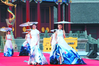 中国旗袍文化节开幕现场的旗袍表演。 中国旗袍文化节开幕现场的旗袍表演。