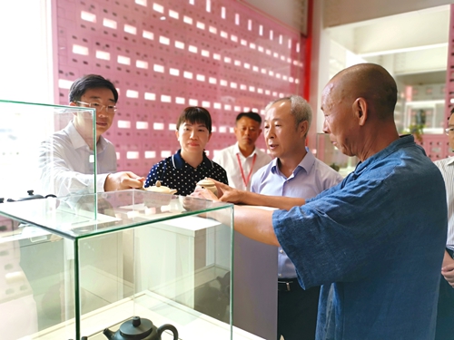 与会领导深入紫陶特色小镇龙窑生态城片区蚁工坊考察.jpg