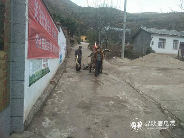 张瑜(前一)参与村里三清洁工作 张瑜(前一)参与村里三清洁工作