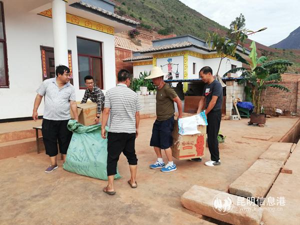 张瑜(左一)和同事们一起给贫困群众送物资 张瑜(左一)和同事们一起给贫困群众送物资