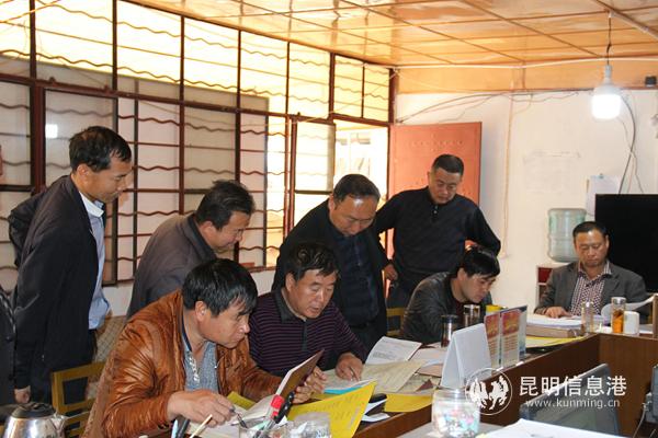 张瑜(前左一)正在认真核对贫困户信息.JPG. 张瑜(前左一)正在认真核对贫困户信息.JPG.