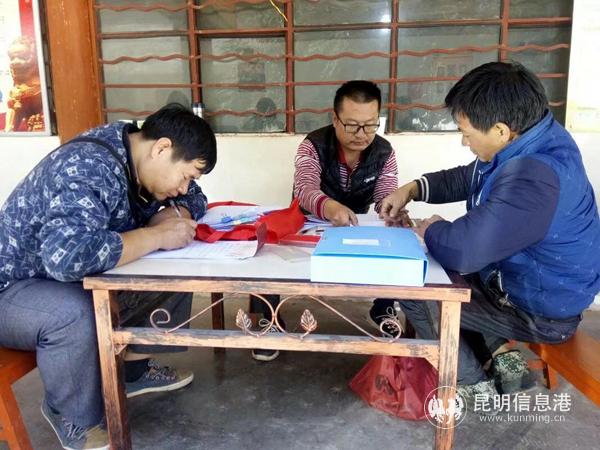 张瑜(左一)认真记录贫困群众家庭情况 张瑜(左一)认真记录贫困群众家庭情况