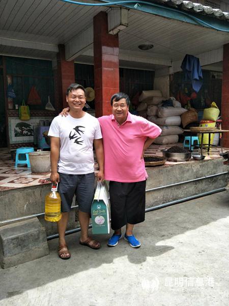 张瑜(右)与贫困户合影.JPG. 张瑜(右)与贫困户合影.JPG.