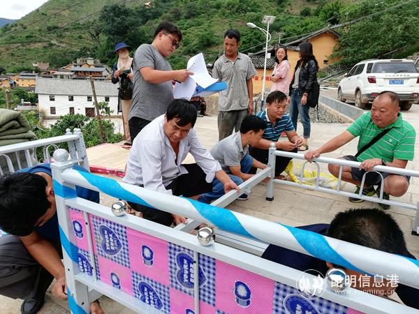 张瑜(左二)朱苦拉给贫困户送床 张瑜(左二)朱苦拉给贫困户送床