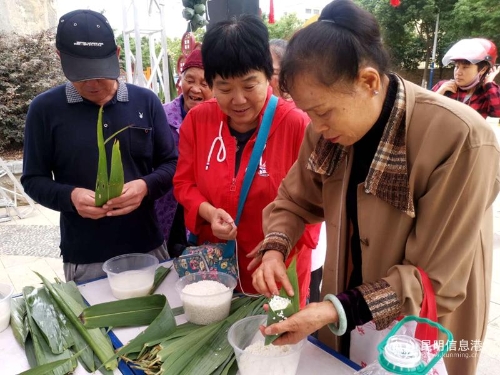 邻里一起包粽子说家风 邻里一起包粽子说家风