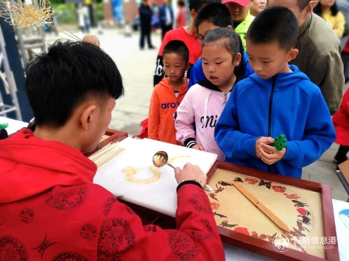 民间手艺人给小朋友做糖画 民间手艺人给小朋友做糖画
