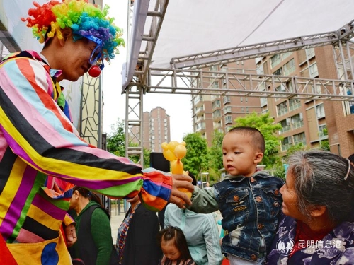 “小丑”哥哥给小朋友准备好了各种造型的气球 “小丑”哥哥给小朋友准备好了各种造型的气球