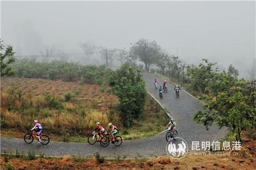 比赛在山岚雾气中进行。 比赛在山岚雾气中进行。