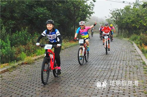 选手骑行途中。 选手骑行途中。