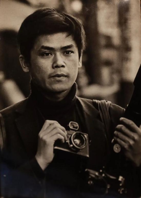 青年时期的秋山亮二。新华社发（受访者提供）