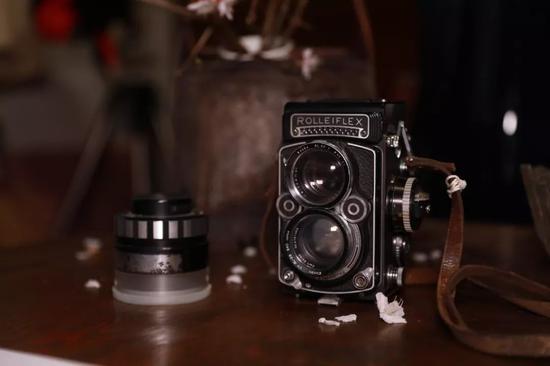 这是3月22日在日本东京秋山亮二家中拍摄的他当年使用的照相机。新华社记者杜潇逸 摄