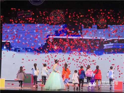 《卖火柴的小女孩(现实版)》剧目现场。3 《卖火柴的小女孩(现实版)》剧目现场。3