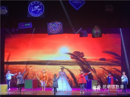 《卖火柴的小女孩(现实版)》剧目现场。4 《卖火柴的小女孩(现实版)》剧目现场。4