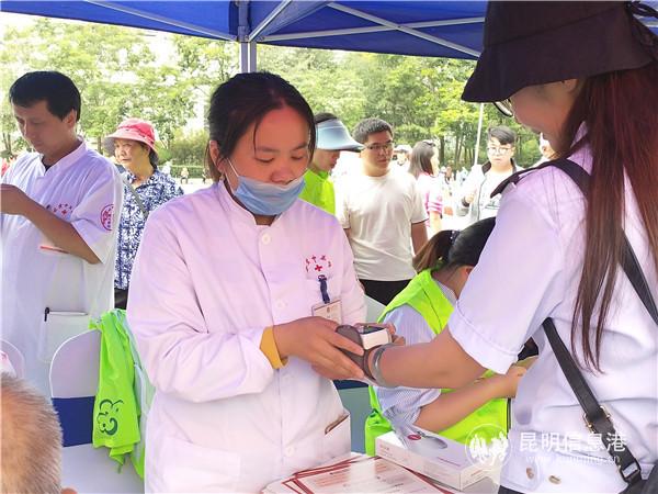 为市民举行义诊