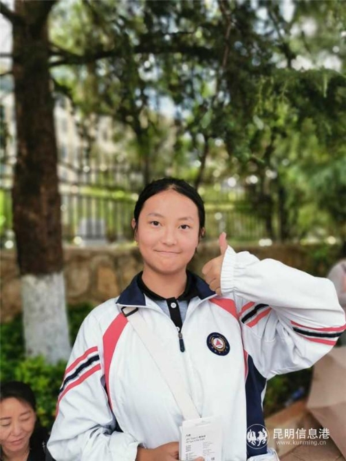 6月8日下午,九机志愿者用华为p30为考生拍照留念 6月8日下午,九机志愿者用华为p30为考生拍照留念