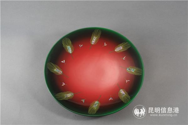 金圣洙作品《托盘》之一 供图 金圣洙作品《托盘》之一 供图