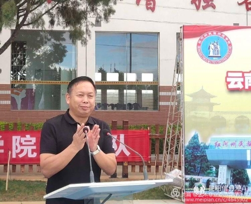 云南省教育厅体卫艺处徐忠祥处长宣布本次武术散打锦标赛开幕。 云南省教育厅体卫艺处徐忠祥处长宣布本次武术散打锦标赛开幕。