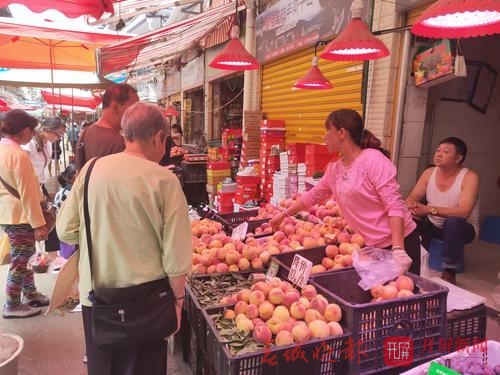 昆明时令水果大量上市.jpeg