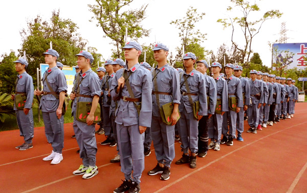 活动中青年们身穿红军军装 活动中青年们身穿红军军装