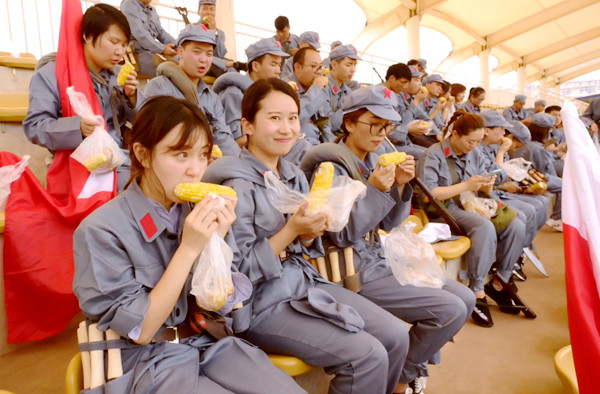 午饭:一根玉米棒和两个土豆 午饭:一根玉米棒和两个土豆