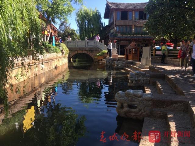 丽江古城放水冲街