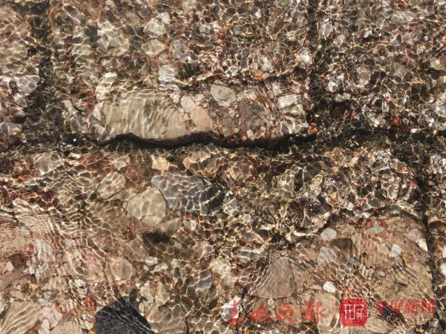 丽江古城放水冲街