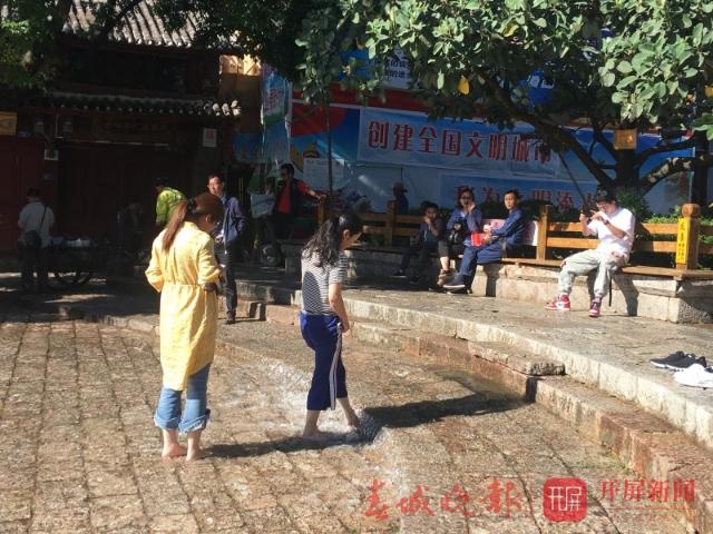 丽江古城放水冲街