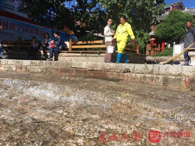 丽江古城放水冲街