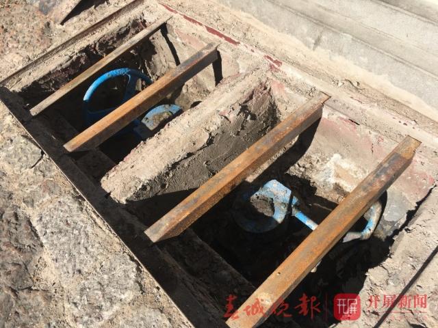 丽江古城放水冲街