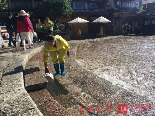 丽江古城放水冲街