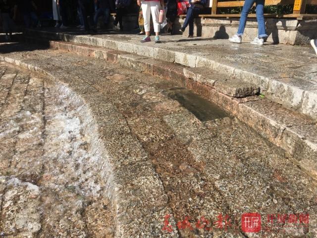 丽江古城放水冲街