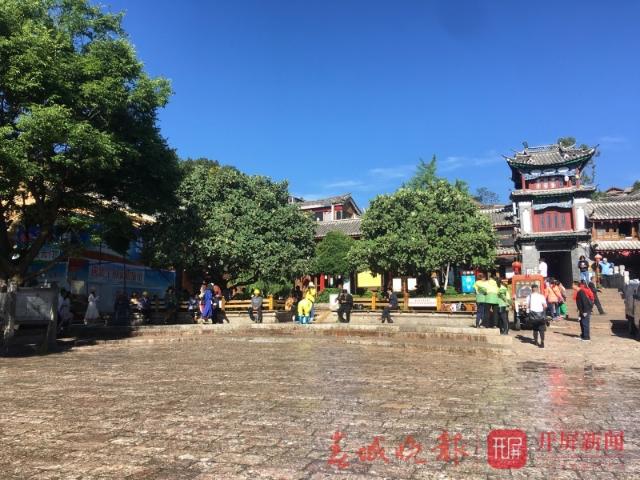 丽江古城放水冲街