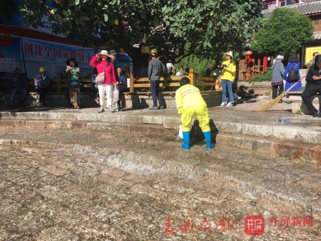 丽江古城放水冲街